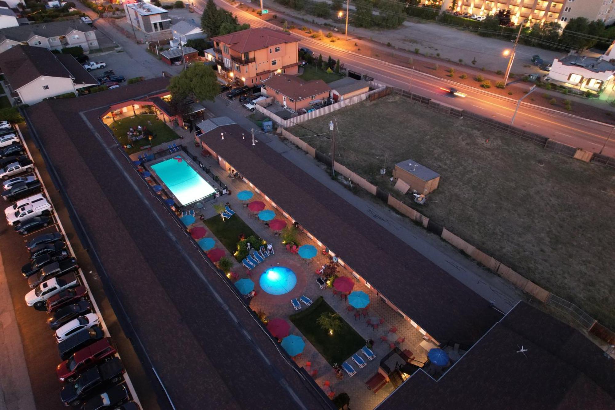 Sahara Courtyard Inn & Suites Osoyoos Zewnętrze zdjęcie