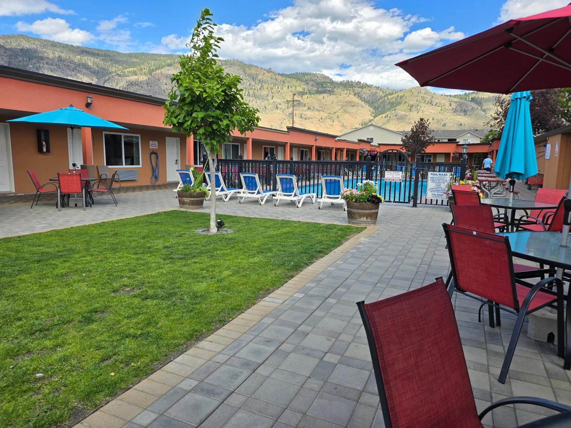 Sahara Courtyard Inn & Suites Osoyoos Zewnętrze zdjęcie