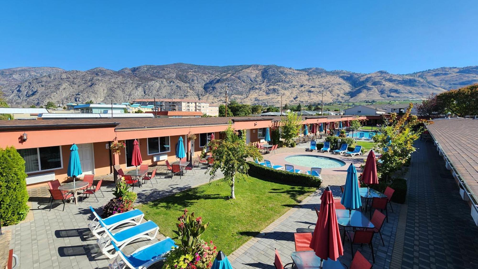 Sahara Courtyard Inn & Suites Osoyoos Zewnętrze zdjęcie