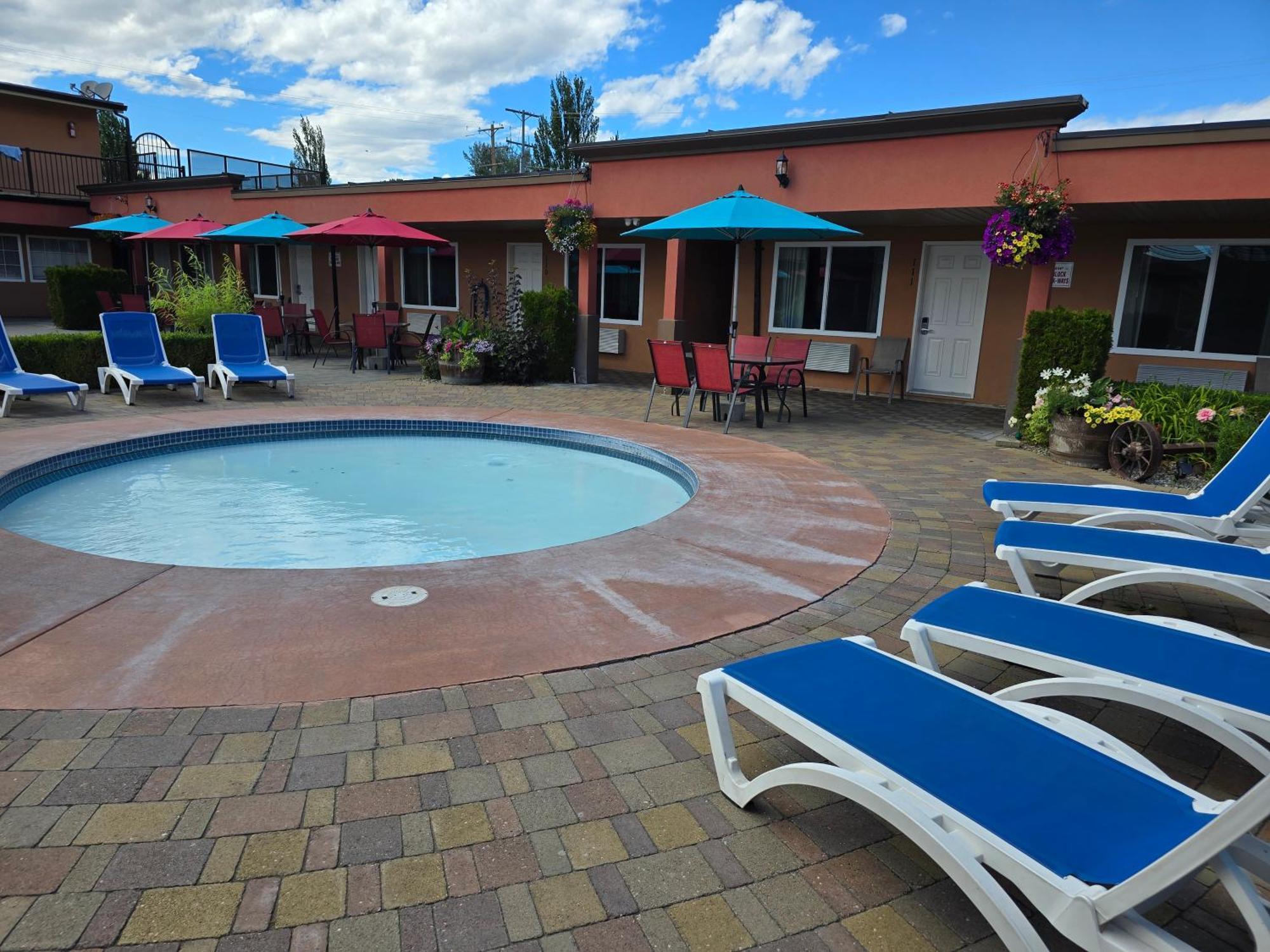 Sahara Courtyard Inn & Suites Osoyoos Zewnętrze zdjęcie