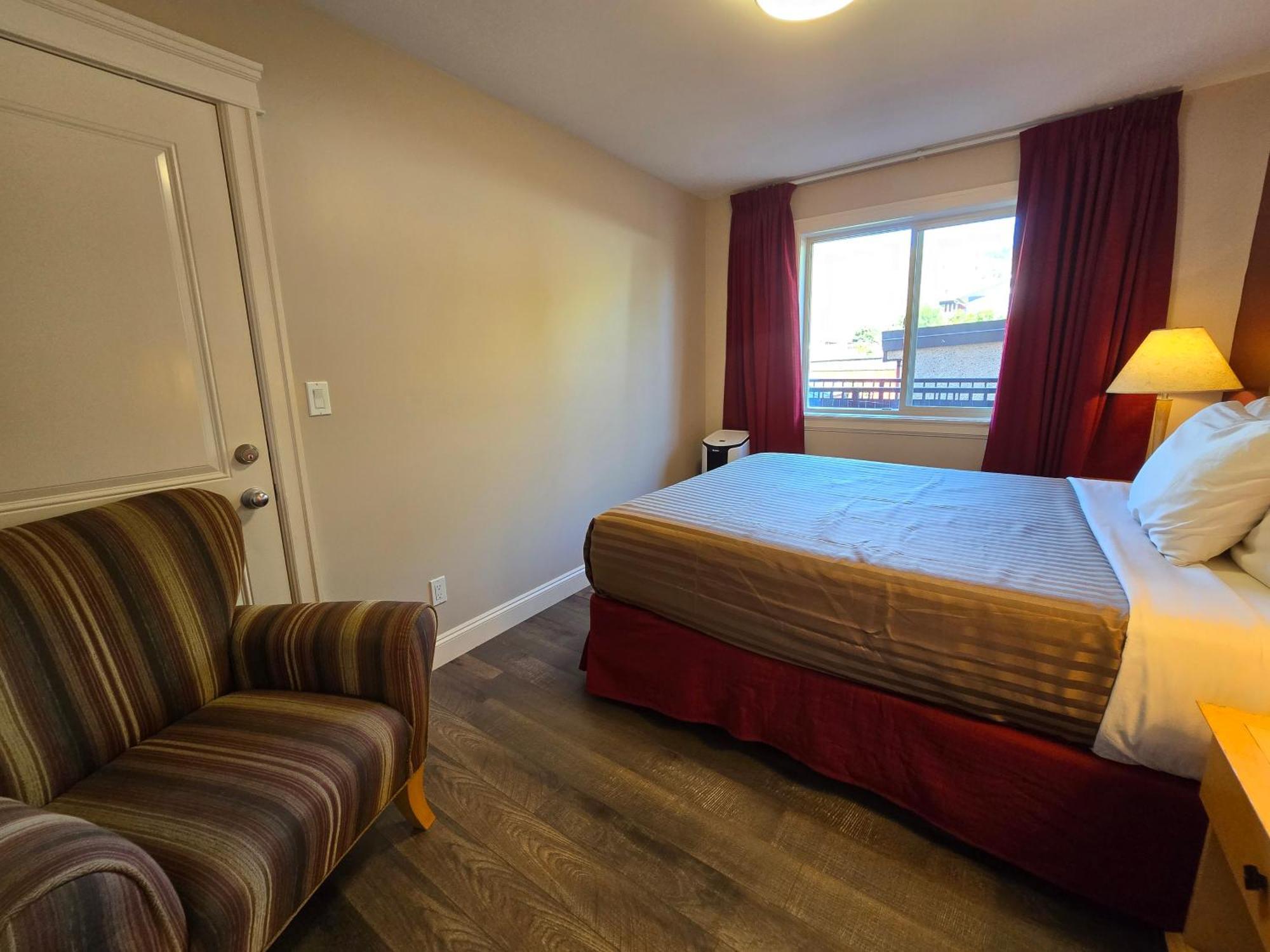 Sahara Courtyard Inn & Suites Osoyoos Zewnętrze zdjęcie