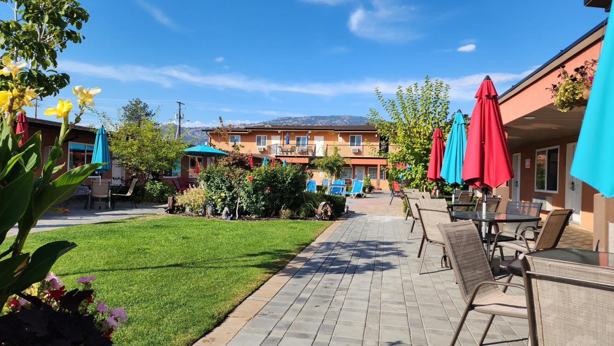 Sahara Courtyard Inn & Suites Osoyoos Zewnętrze zdjęcie