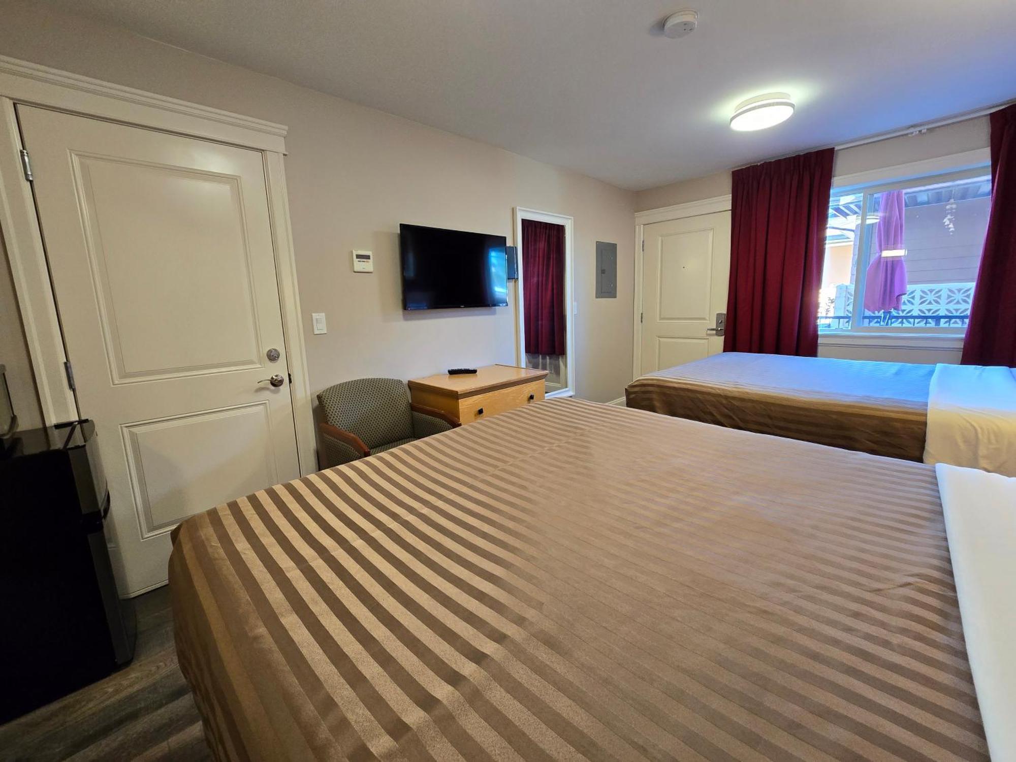 Sahara Courtyard Inn & Suites Osoyoos Zewnętrze zdjęcie