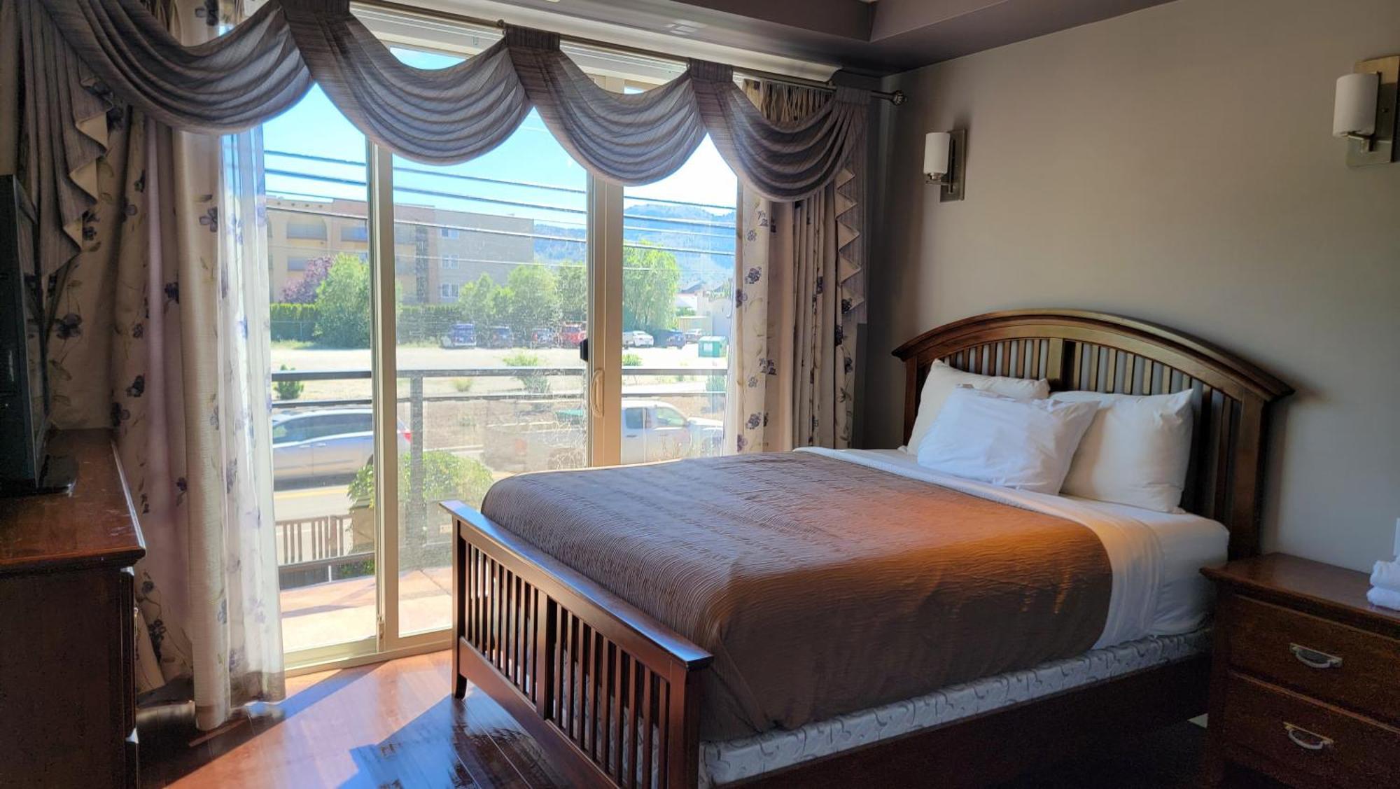 Sahara Courtyard Inn & Suites Osoyoos Zewnętrze zdjęcie
