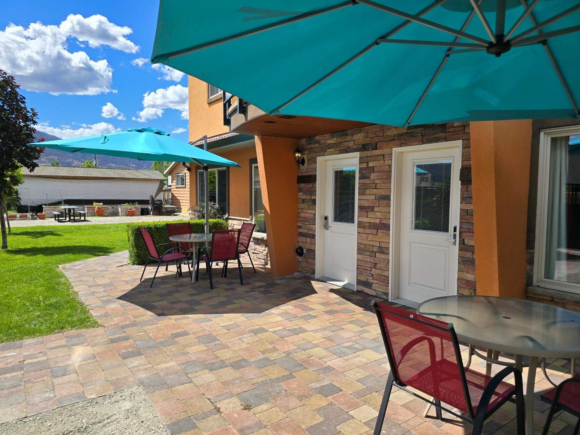 Sahara Courtyard Inn & Suites Osoyoos Zewnętrze zdjęcie