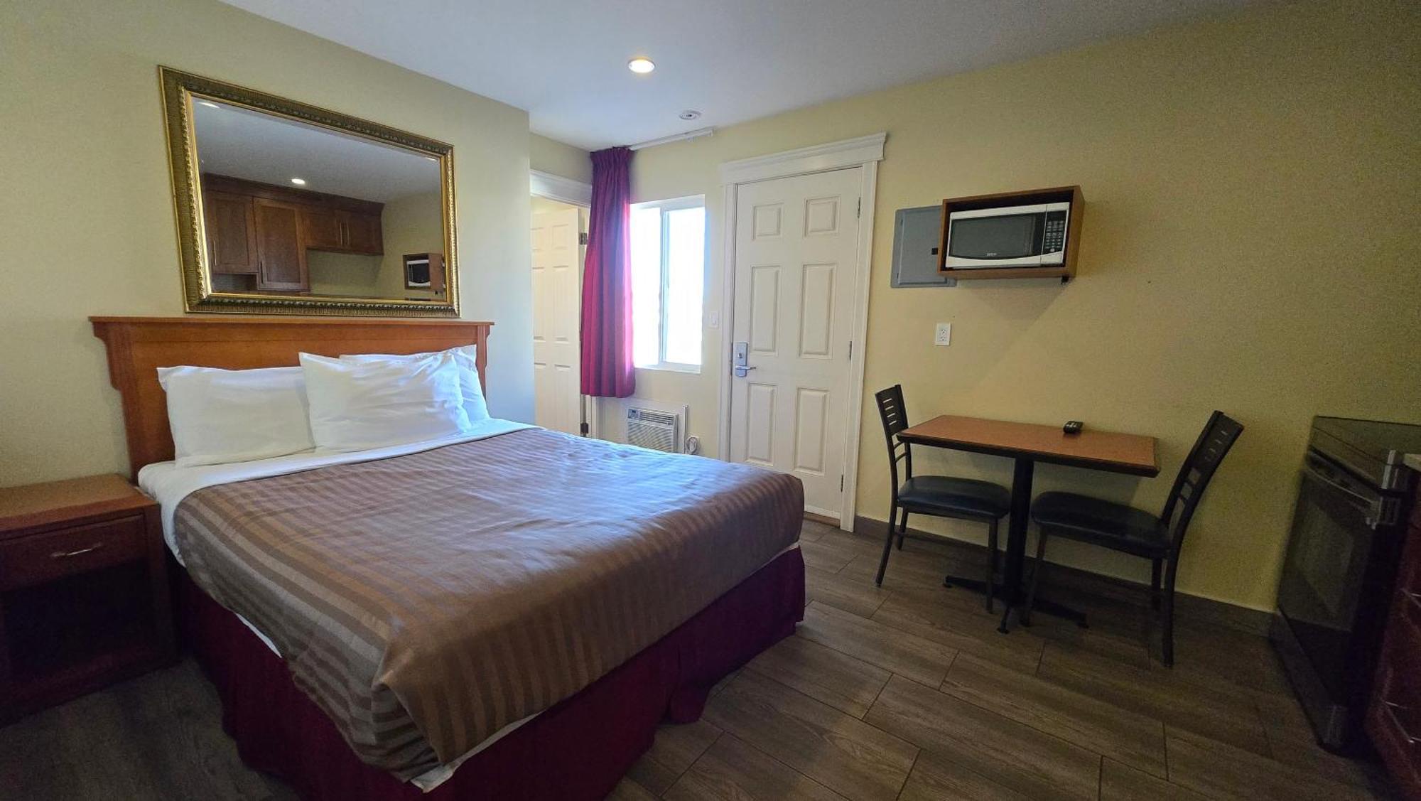 Sahara Courtyard Inn & Suites Osoyoos Zewnętrze zdjęcie