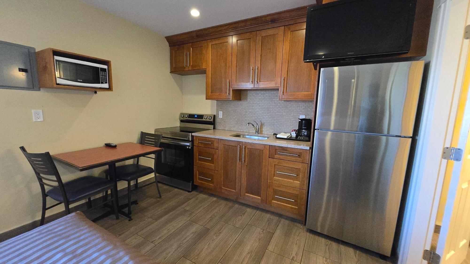 Sahara Courtyard Inn & Suites Osoyoos Zewnętrze zdjęcie